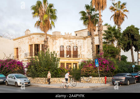 Athènes, Grèce - 19 septembre 2019 : l'architecture typique avec des fleurs de bougainvillées. L'île est une destination touristique populaire Banque D'Images