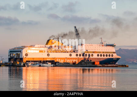 Athènes, Grèce - 19 septembre 2019 : Blue Star Ferries bateau amarré au port. La société exploite des ferries entre le continent et les îles de la mer Égée. Banque D'Images