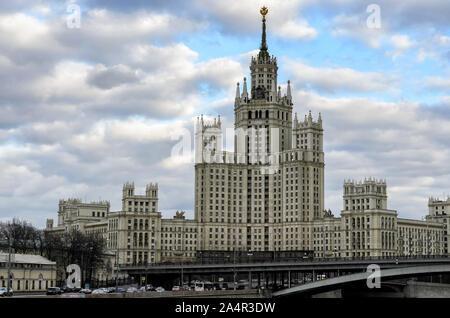 MOSCOU, RUSSIE - MARS 11,2014 : paysage urbain de Moscou avec la tour de Staline sur le remblai de kotelnicheskaya Banque D'Images