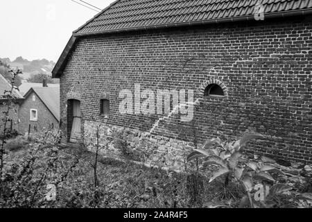 Vieille maison de ferme et de cabanes en Belgique, région Liège Jalhay à proximité, et, pris en photo en noir et blanc Banque D'Images