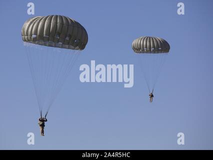 Deux U.S. Army Rangers, affecté à la 5e Bataillon de la formation des Rangers, descendre jusqu'au sol avec leurs parachutes MC-6 lors d'un saut dans l'air à Stringer Drop Zone, Dahlonega, GA., 11 octobre 2019. Ces Army Rangers sautent pour suivre l'état de saut et à maîtriser des parachutistes. (U.S. Réserve de l'armée photo prise par le s.. Austin Berner) Banque D'Images