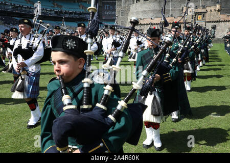 Sydney, Australie. 16 octobre 2019. La dernière répétition générale de la plus grande jamais Royal Edinburgh Military Tattoo dans ses 69 ans d'histoire a eu lieu en face d'une réplique de 120 pieds du château d'Édimbourg à l'ANZ Stadium. Crédit : Richard Milnes/Alamy Live News Banque D'Images