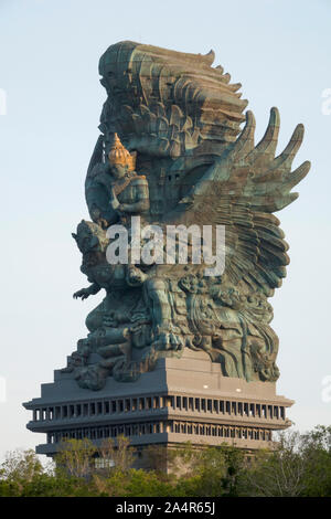 Garuda Wisnu Kencana, achevée en 2018 statue et 120,9 mètres de haut, à la GWK parc culturel, Bali, Indonésie Banque D'Images