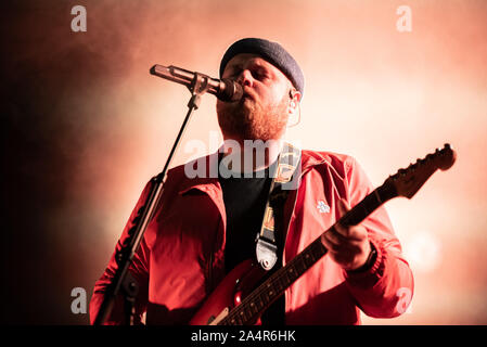 Torino, Italie. 15 Oct, 2019. Le chanteur et compositeur britannique Tom Walker live sur scène à l'OGR de Turin pour son 'qu'un temps d'être en vie' tour seul concert italien. (Photo par Alessandro Bosio/Pacific Press) Credit : Pacific Press Agency/Alamy Live News Banque D'Images