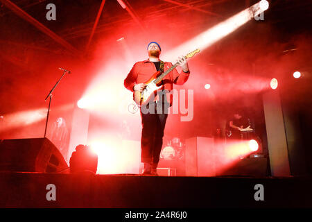 Torino, Italie. 15 Oct, 2019. Musicien et compositeur britannique Tom Walker sur la scène de la 'Officine Grandi Riparazioni - OGR' à Turin (Photo par Bruno Brizzi/Pacific Press) Credit : Pacific Press Agency/Alamy Live News Banque D'Images