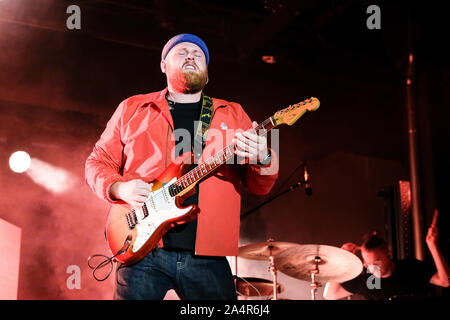 Torino, Italie. 15 Oct, 2019. Musicien et compositeur britannique Tom Walker sur la scène de la 'Officine Grandi Riparazioni - OGR' à Turin (Photo par Bruno Brizzi/Pacific Press) Credit : Pacific Press Agency/Alamy Live News Banque D'Images