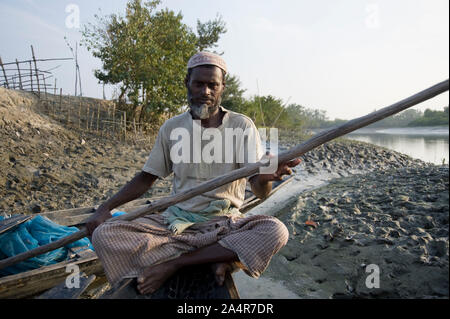 Pas Modelrelease Woazed.018 : Ali, 62 ans, un vieux pêcheur posé pour des photographies pendant qu'il est sur le chemin du retour à l'accueil de la pêche dans la rivière de mangroves des Sundarbans sur Mars 09, 2009, dans Village- Kayra, Khulna, Bangladesh. Banque D'Images