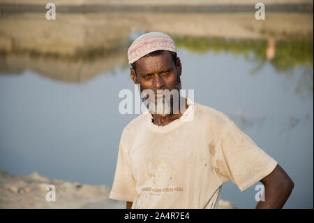 Pas Modelrelease Woazed.018 : Ali, 62 ans, un vieux pêcheur posé pour des photographies pendant qu'il est sur le chemin du retour à l'accueil de la pêche dans la rivière de mangroves des Sundarbans sur Mars 09, 2009, dans Village- Kayra, Khulna, Bangladesh. Banque D'Images