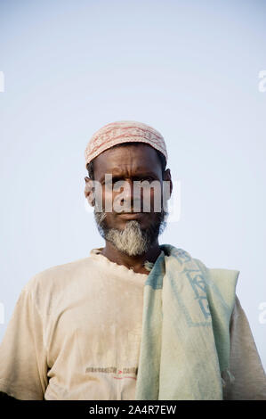 Pas Modelrelease Woazed.018 : Ali, 62 ans, un vieux pêcheur posé pour des photographies pendant qu'il est sur le chemin du retour à l'accueil de la pêche dans la rivière de mangroves des Sundarbans sur Mars 09, 2009, dans Village- Kayra, Khulna, Bangladesh. Banque D'Images