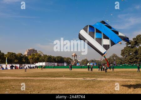 DELHI, INDE, les gens avec des cerfs-volants à la porte de l'Inde au cours de l'assemblée annuelle des pelouses kite festival à New Delhi Banque D'Images