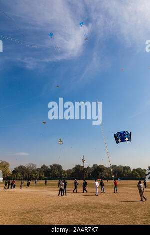 DELHI, INDE, les gens avec des cerfs-volants à la porte de l'Inde au cours de l'assemblée annuelle des pelouses kite festival à New Delhi Banque D'Images