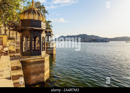 Belvédère sur le lac Pichola à Udaipur. Le Rajasthan. L'Inde Banque D'Images