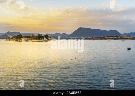 Coucher de soleil au lac Pichola à Udaipur. Le Rajasthan. L'Inde Banque D'Images