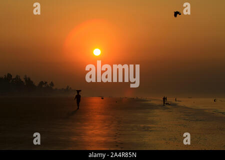 Lever du soleil à Kuakata beach. C'est l'un des rares sites naturels qui offre une vue complète de l'augmentation et coucher de soleil sur la baie du Bengale. Une destination touristique populaire, il est d'environ 320 kilomètres au sud de Dhaka, la capitale du Bangladesh. Patuakhali, Bangladesh. 11 novembre, 2010. Banque D'Images