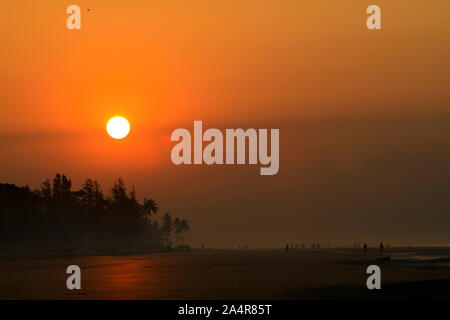 Lever du soleil à Kuakata beach. C'est l'un des rares sites naturels qui offre une vue complète de l'augmentation et coucher de soleil sur la baie du Bengale. Une destination touristique populaire, il est d'environ 320 kilomètres au sud de Dhaka, la capitale du Bangladesh. Patuakhali, Bangladesh. 11 novembre, 2010. Banque D'Images