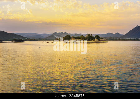 Coucher de soleil au lac Pichola à Udaipur. Le Rajasthan. L'Inde Banque D'Images