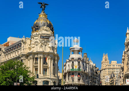 Madrid, Espagne - juin 5, 2017 : Edificio Metropolis et herbacé, avec la Rolex signe, les plus beaux édifices de la rue commerçante Gran Via Banque D'Images