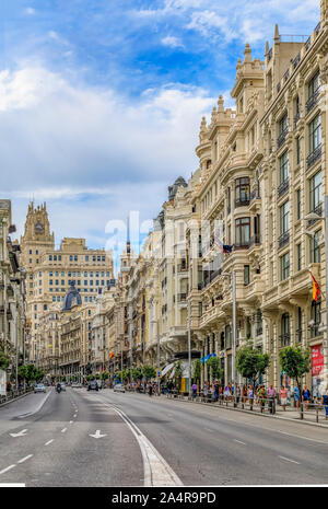 Madrid, Espagne - juin 5, 2017 : de beaux bâtiments sur la célèbre Gran Via, principale rue commerçante avec des gens qui marchent dans le centre de la ville Banque D'Images