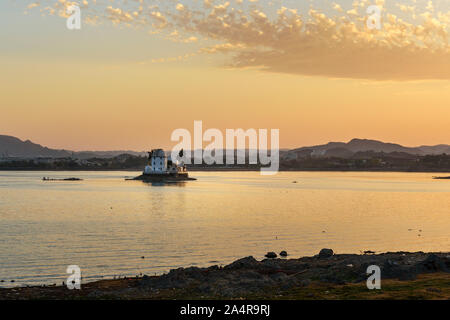 Coucher du soleil à Fateh Sagar Lake à Udaipur. Le Rajasthan. L'Inde Banque D'Images