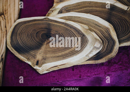 Grumes en bois naturel que des tranches de disque en bois assiettes Banque D'Images