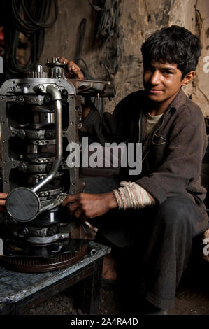 Un garçon Afghan lors d'un atelier automobile, dans le nord-ouest de la ville de Herat, Afghanistan. Le 6 mai 2009. Les jeunes garçons qui inscrivez-vous comme "hagrid" (Learner) à la misère gagnent environ 300 dollars américains Afghani (6) par semaine. Banque D'Images