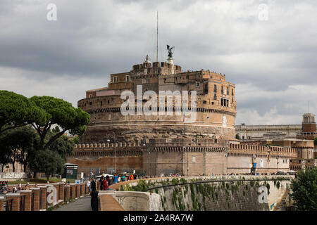 Le Mausolée d'Hadrien, généralement connu sous le nom de Castel Sant'Angelo, sur la rive droite du Tibre à Rome, Italie Banque D'Images