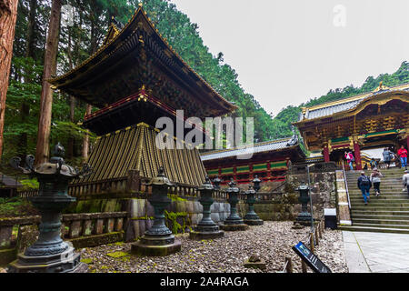 Nikko, JAPON - 15 octobre 2018 : les touristes visite du temple Taiyuin Nikko au patrimoine mondial en automne, au Japon. Banque D'Images