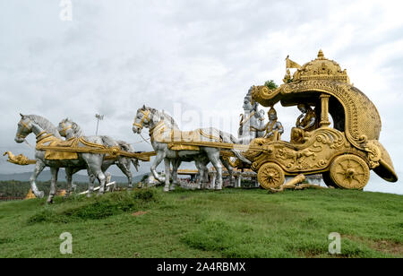 Taille de la vie de sculpture célèbre scène de l'épopée indienne Mahabharata aurige quand le Seigneur Krishna, donner aux enseignements disciple Arjuna à surmonter son dilemme Banque D'Images