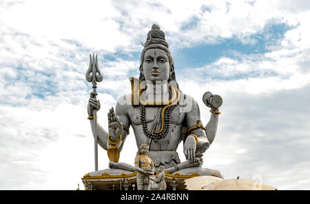 Parmi les plus grands et célèbres statue de seigneur Shiva, méditant dans Lotus posent avec Trident,tambour en main, serpent autour du cou et de donner des bénédictions aux disciples Banque D'Images