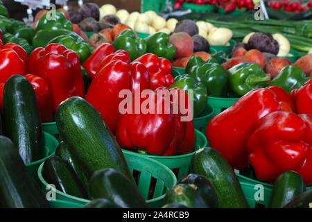 Produit naturel, le poivron cultivée sur un comptoir du marché. Les légumes du marché de producteurs. Produits écologiques. Fond naturel. Banque D'Images