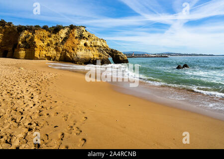 Vue panoramique sur la plage de Batata (Praia da Batata) avec avec des falaises d'or e empreintes sur le sable, Lagos, Algarve, Portugal Banque D'Images