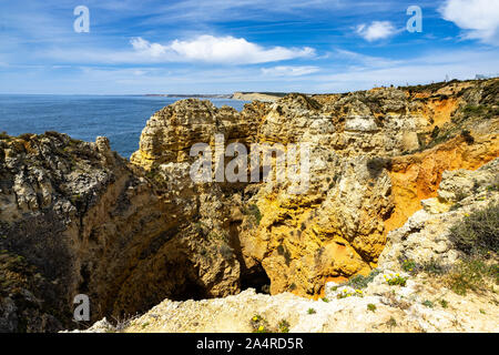 Des formations rocheuses typiques sur les falaises de la côte de l'Algarve à Ponta da Piedade pointe, Portugal Banque D'Images