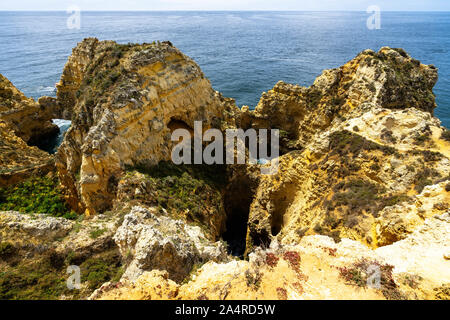 Des formations rocheuses typiques sur les falaises de la côte de l'Algarve à Ponta da Piedade pointe, Portugal Banque D'Images