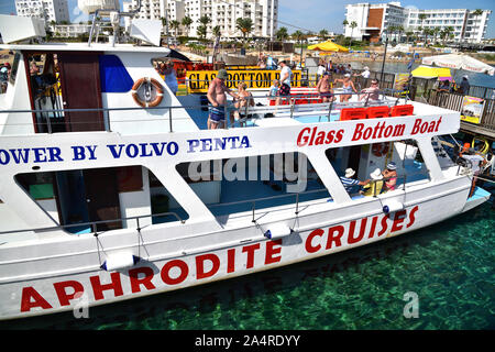 Protaras, Chypre - octobre 10. 2019. Aphrodite croisière - bateau touristique avec les touristes met la voile Banque D'Images