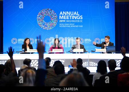 Beijing, USA. 15 Oct, 2019. Fonds monétaire international (FMI) Économiste en Gita Gopinath (2L) assiste à une conférence de presse à Washington, DC, États-Unis, le 15 octobre 2019. Le Fonds monétaire international (FMI), mardi à la baisse ses prévisions de croissance mondiale pour 2019 à 3 pour cent dans les nouvelles perspectives de l'économie mondiale de parution (WEO) rapport, en baisse de 0,2 point de pourcentage par rapport à son estimation en juillet. Credit : Liu Jie/Xinhua/Alamy Live News Banque D'Images