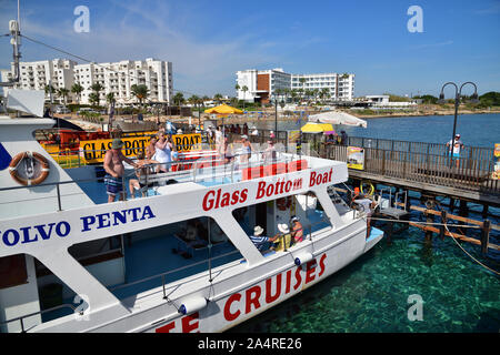 Protaras, Chypre - octobre 10. 2019. Aphrodite croisière - bateau touristique avec les touristes met la voile Banque D'Images