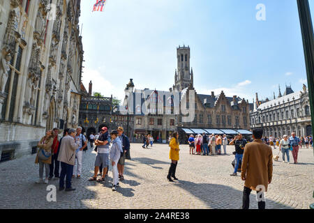 Bruges, Belgique - 22 juin 2019 : balades touristiques devant le Provinciaal Hof (Province) de la Cour, sur la place du marché de Bruges. Banque D'Images