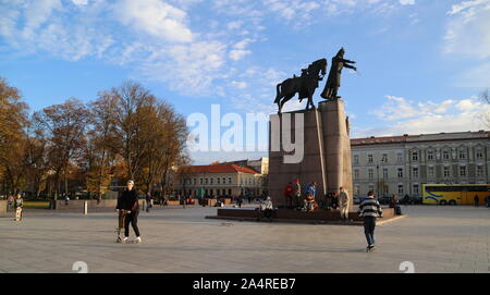 Vilnius. 15 Oct, 2019. Photo prise le 15 octobre 2019 montre décor de l'automne sur la place de la cathédrale à Vilnius, Lituanie. Credit : Guo Mingfang/Xinhua/Alamy Live News Banque D'Images