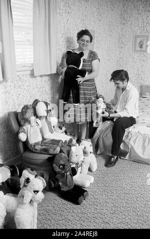 Elvis Presley avec sa mère Gladys à la maison, avec des oursons, à 1034 Audubon Drive, Memphis, Tennessee, le 29 mai, 1956 Banque D'Images