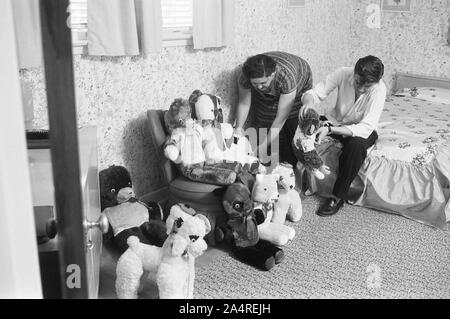 Elvis Presley avec sa mère Gladys à la maison, avec des oursons, à 1034 Audubon Drive, Memphis, Tennessee, le 29 mai, 1956 Banque D'Images