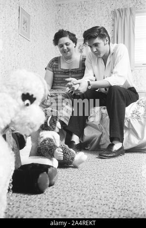 Elvis Presley avec sa mère Gladys à la maison, avec des oursons, à 1034 Audubon Drive, Memphis, Tennessee, le 29 mai, 1956 Banque D'Images