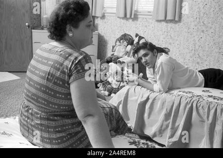 Elvis Presley avec sa mère Gladys à la maison, avec des oursons, à 1034 Audubon Drive, Memphis, Tennessee, le 29 mai, 1956 Banque D'Images