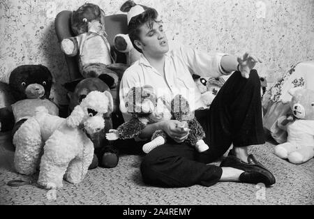 Elvis Presley à la maison, avec des oursons, à 1034 Audubon Drive, Memphis, Tennessee, le 29 mai, 1956 Banque D'Images