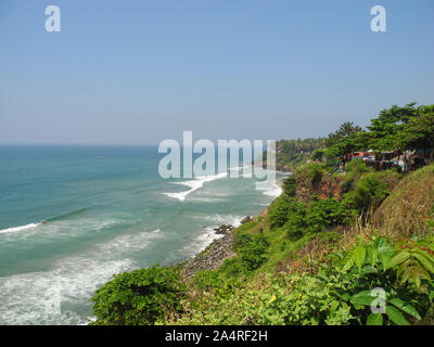 Vagues de la mer d'Oman, Trivandrum, Kerala. Vue depuis la falaise Banque D'Images