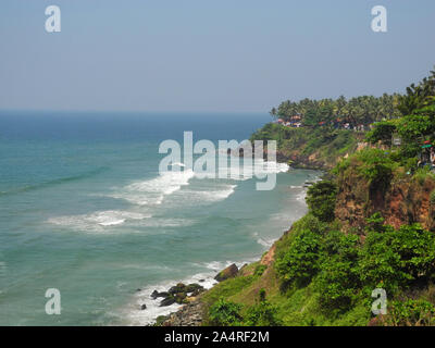 Vagues de la mer d'Oman, Trivandrum, Kerala. Vue depuis la falaise Banque D'Images