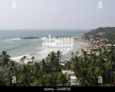 Mer, palmiers et de la ville, du Kerala, Trivandrum, Kovalam Banque D'Images