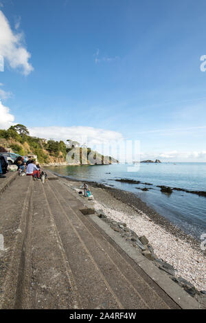 Cancale, France - 15 septembre 2018 : Les gens de manger les huîtres ont acheté sur le front de mer à Cancale, Bretagne, France Banque D'Images