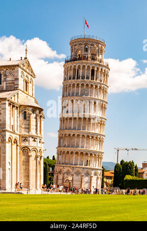 Pise, Italie - Septembre 03, 2019 : La célèbre Tour de Pise ou La Torre di Pisa à la place de la cathédrale, la Piazza del Duomo à Pise, Italie Banque D'Images