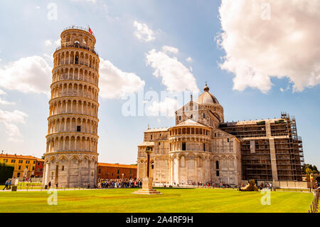 Pise, Italie - Septembre 03, 2019 : Le complexe de la cathédrale de Pise ou Cattedrale di Pisa et la célèbre tour penchée de Pise ou La Torre di Pisa Banque D'Images