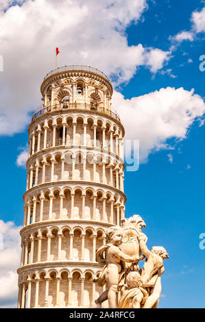 Pise, Italie - Septembre 03, 2019 : La célèbre Tour de Pise ou La Torre di Pisa avec La Fontana dei putti, La Fontaine avec des anges à Banque D'Images